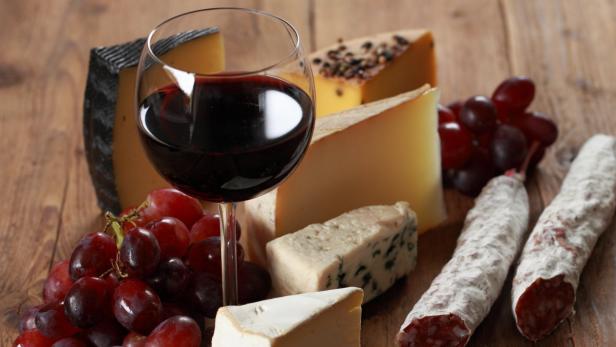 Warum Sie Käse zu Wein essen sollten