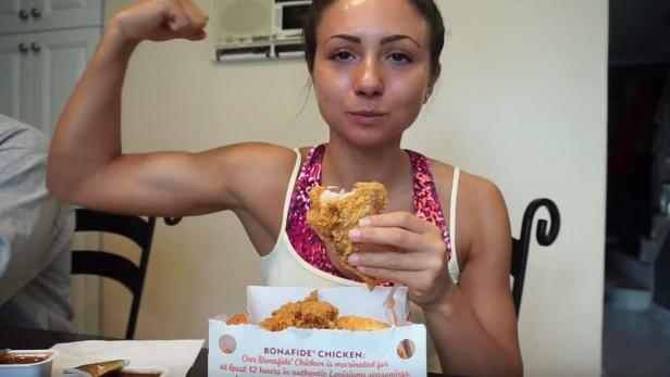 Youtuberin Ashley Nocera bei der &quot;10K Calorie Challenge&quot;.