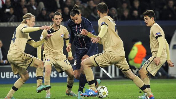 Zlatan Ibrahimović im Zweikampf mit mehreren Spielern während eines Fußballspiels.