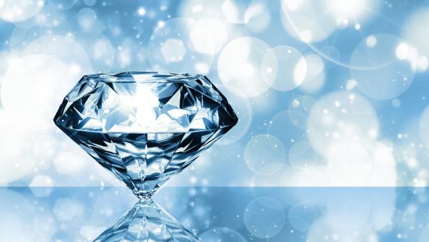blue diamond… Gewöhnliches Trinkwasser wird oft schlechtgeredet, Steine oder Kristalle sollen für mehr Wirkung sorgen.