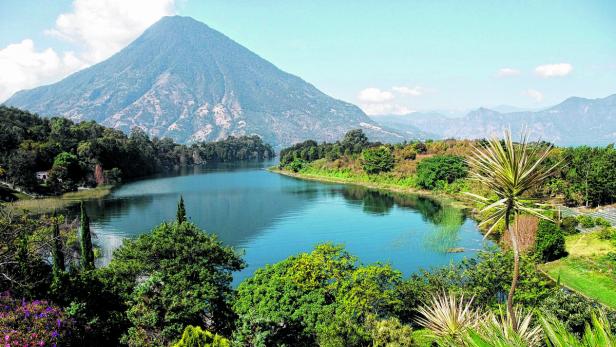 Der Lago de Atitlán in Guatemala mit dem Vulkan San Pedro im Hintergrund.
