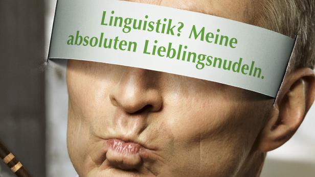 Ein Mann mit einem Papierstreifen über den Augen, auf dem „Linguistik? Meine absoluten Lieblingsnudeln.“ steht.