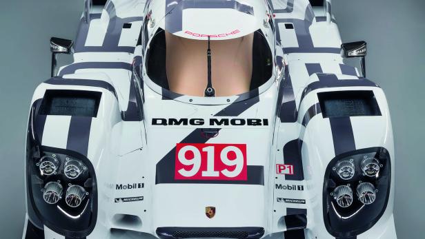 Ein Porsche 919 Hybrid Rennwagen mit auffälliger schwarz-weißer Lackierung.