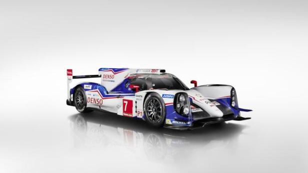 Ein Toyota-Rennwagen mit der Nummer 7 vor einem weißen Hintergrund.