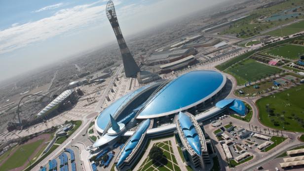 Blaues Wunder: Das Zentrum der Aspire Zone bildet der Dome, dahinter ragt das Hotel &quot;The Torch&quot; 300 Meter hoch in den Himmel Katars.