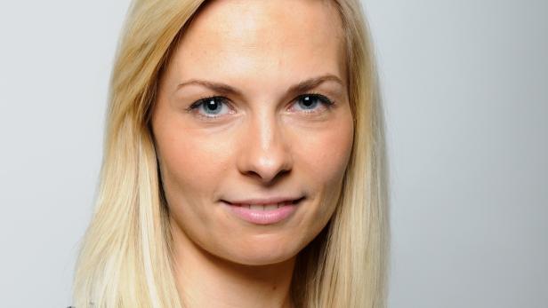 Porträt einer Frau mit blonden Haaren und blauen Augen.