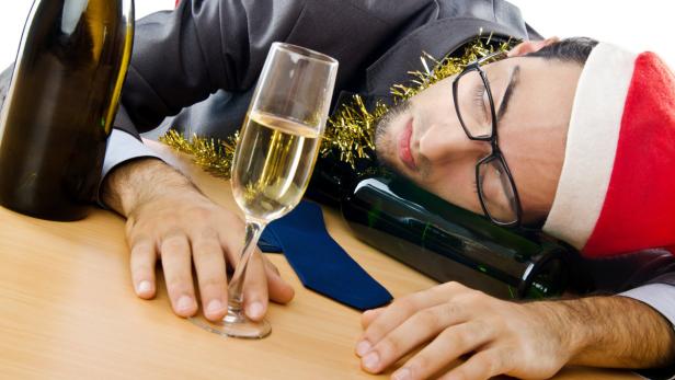 Volltrunken bei der Weihnachtsfeier aus dem Rahmen zu fallen, macht sich weder unter Kollegen noch beim Chef gut. Und schon gar nicht bei der Polizei. (Symbolbild)