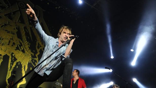 epa03520094 The singer Campino of the German band &quot;Die Toten Hosen&quot; on stage during their concert at the Max-Schmeling-Halle in Berlin, Germany on 29 December 2012. The group, whose tour called &#039;The noise of the Republic&#039; will perform dates in Germany, Austria and Switzerland. EPA/BRITTA PEDERSEN EDITORIAL USE ONLY/NO SALES