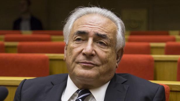 Porträt von Dominique Strauss-Kahn in einem Sitzungssaal.