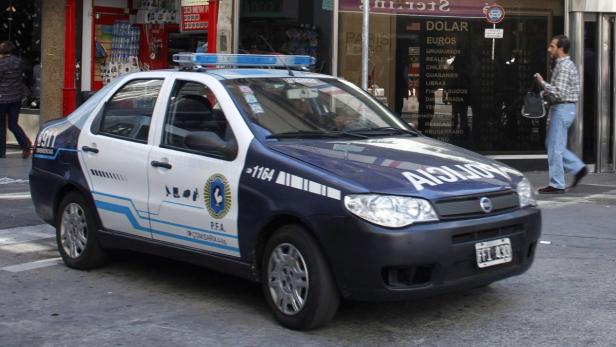 Ein blau-weisser Streifenwagen der argentinischen Polizei steht auf der Strasse.