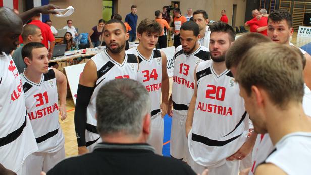 Ein Basketballtrainer bespricht eine Taktik mit seinem österreichischen Team.