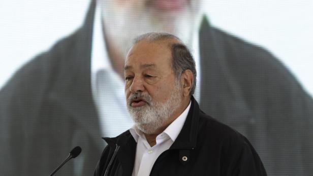 Mexican businessman Carlos Slim gives a speech alongside Microsoft founder and philanthropist Bill Gates during the inauguration of a new research facility at the International Maize and Wheat Improvement Center, or CIMMYT, in Texcoco outside Mexico City February 13, 2013 . REUTERS/Henry Romero (MEXICO - Tags: AGRICULTURE BUSINESS)