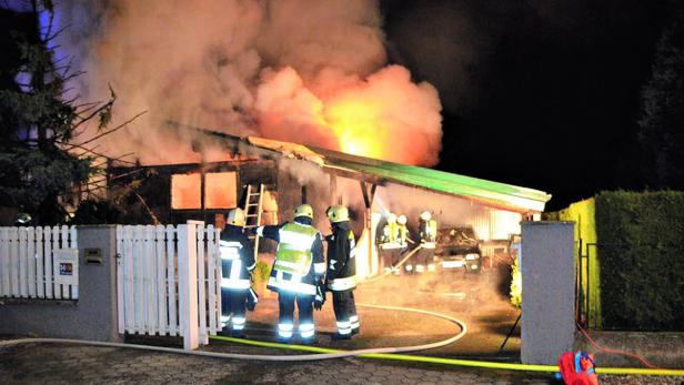 Mehr als vier Stunden lang kämpfte die Feuerwehr gegen die meterhohen Flammen im Haus