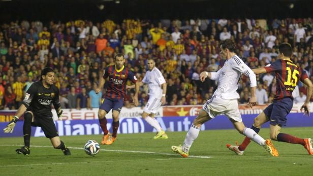 Gareth Bale macht nach seinem sehenswerten Sprint auch noch das Tor. Unglaublich.