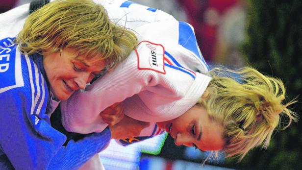 Zwei Judoka kämpfen im Wettkampf miteinander.