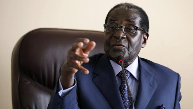 Zimbabwe&#039;s President Robert Mugabe gestures while addressing a meeting of his ZANU PF party&#039;s supreme decision making body in Harare August 7, 2013. REUTERS/Philimon Bulawayo (ZIMBABWE - Tags: POLITICS)