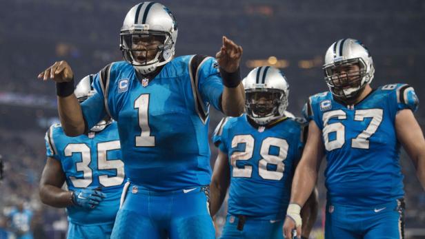 Cam Newton und andere Spieler der Carolina Panthers jubeln auf dem Spielfeld.