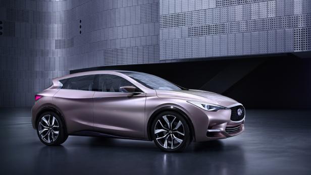 Ein rosafarbenes Infiniti Q30 Konzeptfahrzeug vor einer perforierten Metallwand.