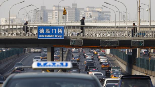 CHINA IMF WORLD ECONOMIC OUTLOOK Im Pekinger Verkehrsdschungel: Den Exporteuren macht die globale Konjunkturflaute zu schaffen.