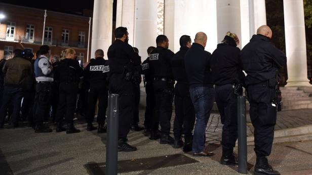 Pariser Polizisten protestieren gegen die zunehmenden Angriffe auf Kollegen.