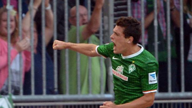 epa03819626 Bremen&#039;s Zlatko Junuzovic celebrates scoring the winning goal 1-0 during the German Bundesliga match between Eintracht Braunschweig and SV Werder Bremen at Eintracht Stadium in Braunschweig, Germany, 10 August 2013. (ATTENTION: Due to the accreditation guidelines, the DFL only permits the publication and utilisation of up to 15 pictures per match on the internet and in online media during the match.) EPA/PETER STEFFEN