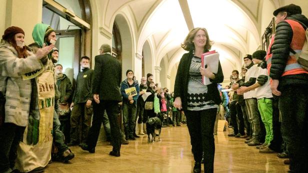 Protestaktion im Rathaus, doch für KPÖ-Chefin Elke Kahr gab es Applaus