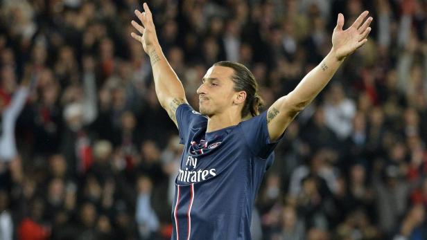Zlatan Ibrahimović jubelt mit erhobenen Armen auf dem Spielfeld.