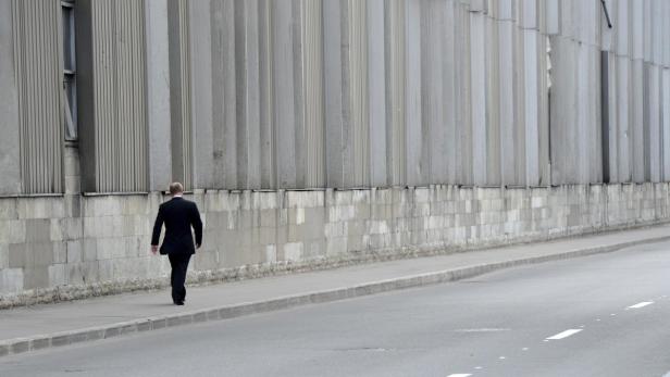 Russian President Vladimir Putin walks after leaving a memorial service to his former judo trainer Anatoly Rakhlin in St.Petersburg August 9, 2013. REUTERS/Mikhail Klimentyev/RIA Novosti/Kremlin (RUSSIA - Tags: POLITICS) ATTENTION EDITORS - THIS IMAGE HAS BEEN SUPPLIED BY A THIRD PARTY. IT IS DISTRIBUTED, EXACTLY AS RECEIVED BY REUTERS, AS A SERVICE TO CLIENTS