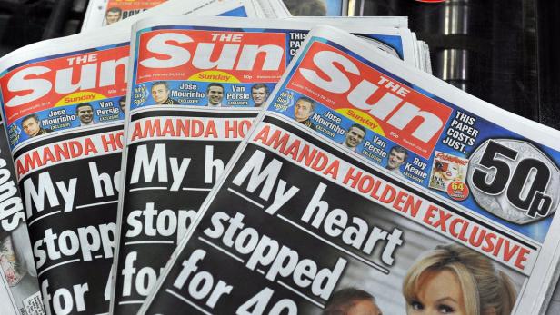 Mehrere Ausgaben der Zeitung „The Sun“ mit einer Schlagzeile über Amanda Holden.