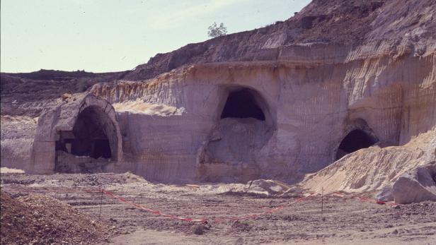 Vor Jahrzehnten sind im Zug des Sandabbaus Teile der Eingänge zu den NS-Stollen zerstört worden.