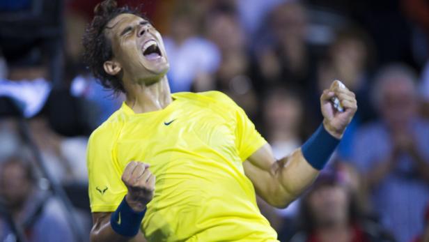 Rafael Nadal jubelt mit geballten Fäusten auf dem Tennisplatz.