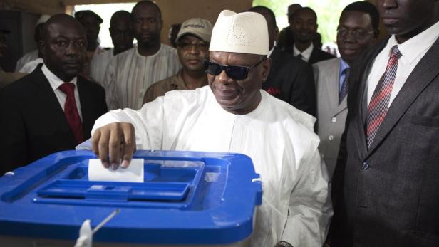 Mali's presidential candidate Ibrahim Boubacar Keita casts his vote during the second round of presidential elections in Bamako, August 11, 2013. Former Prime Minister Keita was the favourite to win a presidential election on Sunday that Malians hope will restore stability in a country torn apart by last year's coup and Islamist insurgency. REUTERS/Joe Penney (MALI - Tags: POLITICS ELECTIONS)