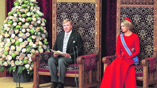 König Willem-Alexander hält eine Rede neben Königin Máxima.