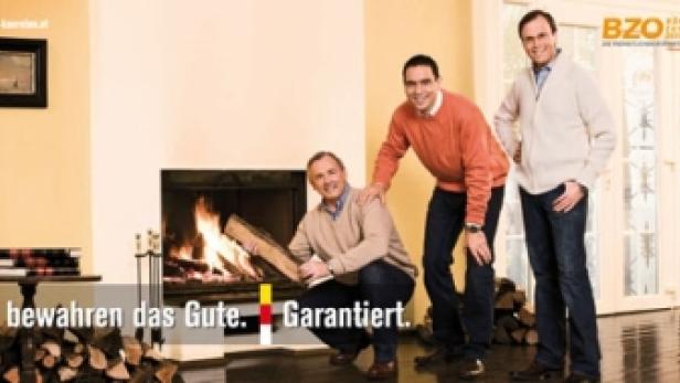 Drei Männer posieren vor einem Kamin mit brennendem Holz.