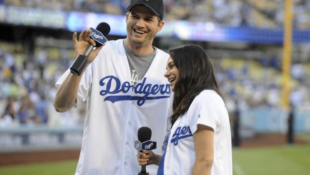 Lang dauert es nicht mehr, bis Mila Kunis zum zweiten Mal Mama wird. Jetzt zeigte sich die schwangere Schauspielerin an der Seite ihres Mannes Ashton Kutcher bei einem Baseball-Spiel der Los Angeles Dodgers gegen die Chicago Cubs mit einem riesigen Babybauch.