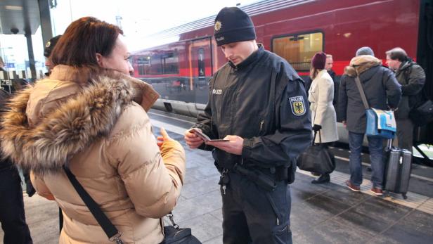 Bevor die Passagiere den Zug nach München besteigen dürfen, müssen sie sich ausweisen – die deutsche Polizei kontrolliert seit Freitag am Salzburger Hauptbahnhof