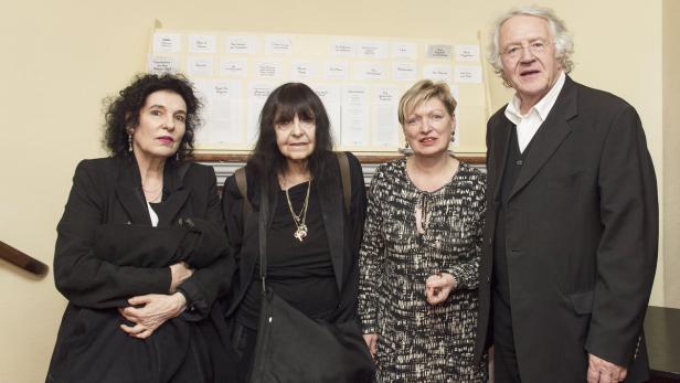 Nach der Vorstellung &quot;Reqiem für Ernst Jandl&quot; im Akademietheater. Im Bild: Verlegerin Ulla Berkéwicz, Friederike Mayröcker, Karin Bergmann, Hermann Beil (v. li.).