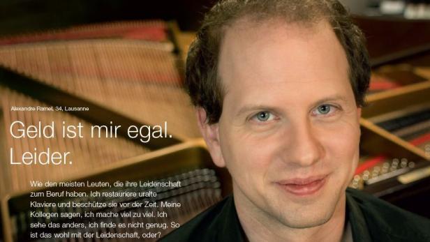 Ein Porträt von Alexandre Ramel, einem 34-jährigen Klavierrestaurator aus Lausanne, vor einem Klavier.