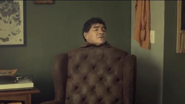Schuppenkämpfer Ronaldo, Maradona als Sofa