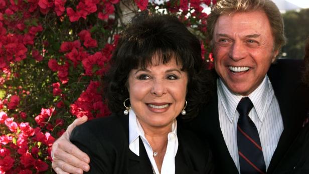 Singers Steve Lawrence and Edyie Gorme pose as they arrive at &quot; An Evening with Larry Gelbart&quot; at The Museum of Television &amp; Radio in Beverly Hills, in this July 11, 2000, file photo. Eydie Gorme has died, according to media reports. She was 84. REUTERS/Fred Prouser/Files (UNITED STATES - Tags: ENTERTAINMENT OBITUARY)