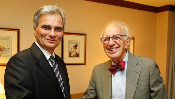 Am 20. September 2011 traf Bundeskanzler Werner Faymann (l.) den Nobelpreisträger Eric Kandel (r.) in New York.