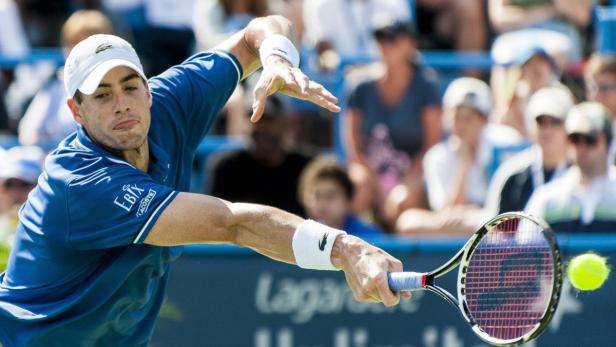 Ein Tennisspieler schlägt einen Ball während eines Matches.