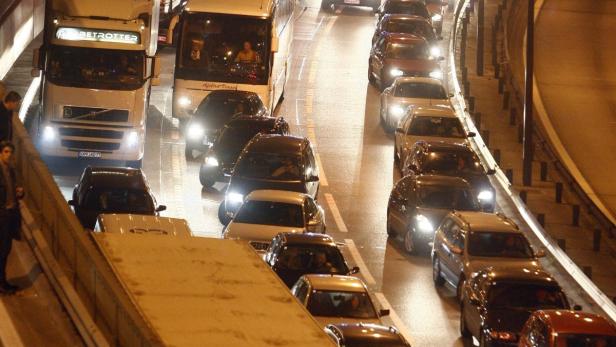 Auf der A8 im Bereich Haag am Hausruck ging In der Nacht auf Freitag gar nichts mehr. (Symbolbild)