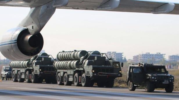 Russische S-400s Luftabwehrraketen werden in Latakia stationiert.