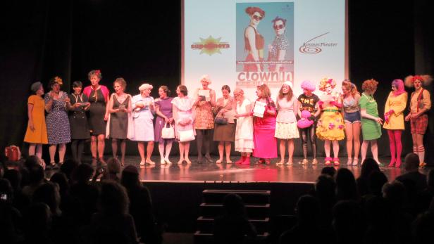 Eine Gruppe von Frauen steht auf einer Bühne während des internationalen Clownfrauenfestivals.