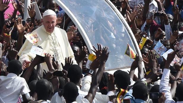 Der Papst bei seiner Ankunft in Kampala.