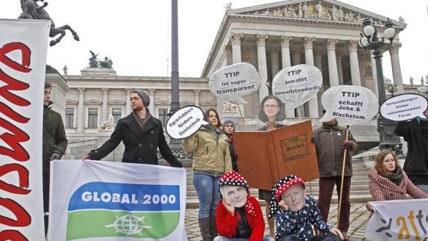 Umweltaktivisten demonstrieren vor dem Parlament gegen das Freihandelsabkommen.