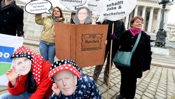 Kundgebung gegen das Freihandelsabkommen TTIP vor dem Parlament in Wien