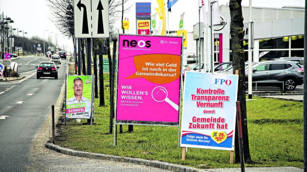 Entlang der Straßen werden die Bürger mit Wahlplakaten überhäuft