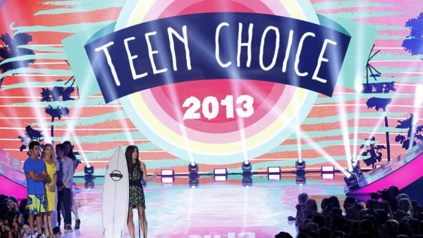 Bullock accepts the Choice Summer Movie Star: Fema